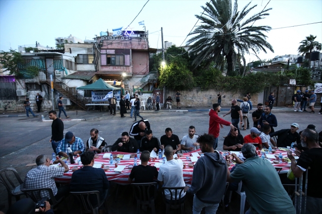 Yahudi yerleşimciler, iftar yapan Filistinlilere saldırdı